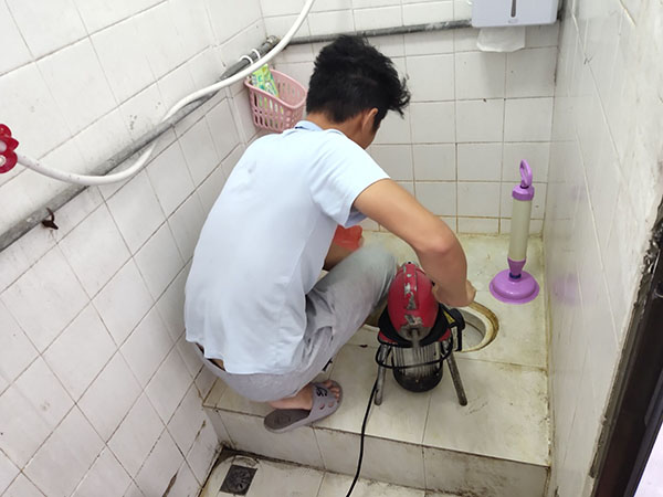 重兴镇肥皂掉到马桶里把马桶堵住了怎么办？马桶堵住了怎么办